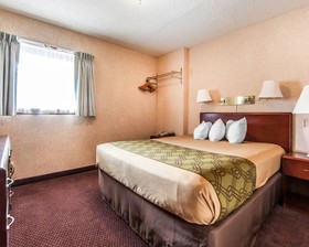 Econo Lodge Inn & Suites on the River