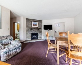 Econo Lodge Inn & Suites on the River
