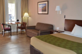 Econo Lodge Inn & Suites on the River