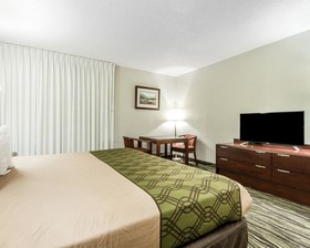 Econo Lodge Inn & Suites on the River