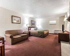 Econo Lodge Inn & Suites on the River