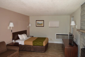 Econo Lodge Inn & Suites on the River