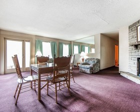Econo Lodge Inn & Suites on the River