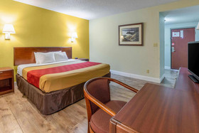 Econo Lodge Inn & Suites on the River