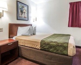 Econo Lodge Inn & Suites on the River
