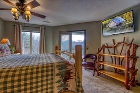 Tree Tops by HoneyBear Cabins