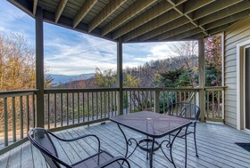 Tree Tops by HoneyBear Cabins