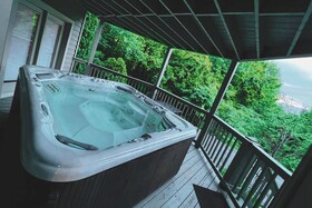 Tree Tops by HoneyBear Cabins