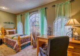 Tree Tops by HoneyBear Cabins