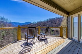 Tree Tops by HoneyBear Cabins