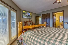 Tree Tops by HoneyBear Cabins