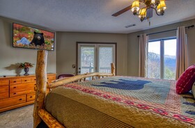 Tree Tops by HoneyBear Cabins