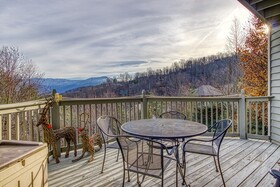 Tree Tops by HoneyBear Cabins