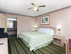 Days Inn by Wyndham Holladay