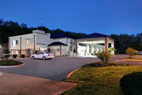 Holiday Inn Express Hurricane Mills (Waverly)