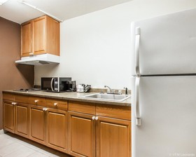 Econo Lodge Inn & Suites