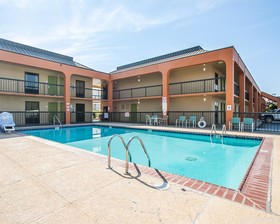 Econo Lodge Inn & Suites