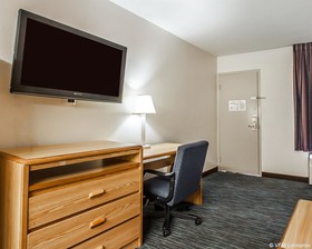Econo Lodge Inn & Suites
