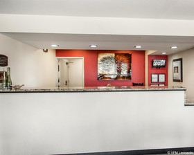 Econo Lodge Inn & Suites