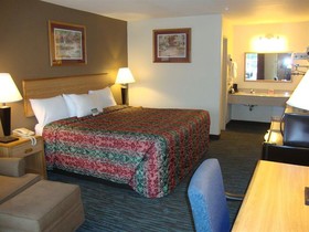 Econo Lodge Inn & Suites