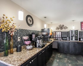 Econo Lodge Inn & Suites