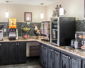 Econo Lodge Inn & Suites