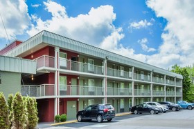 Days Inn & Suites by Wyndham Johnson City