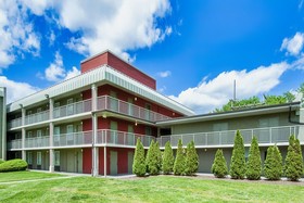 Days Inn & Suites by Wyndham Johnson City
