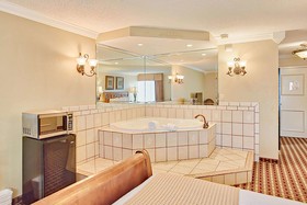 Days Inn & Suites by Wyndham Johnson City