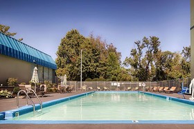 Days Inn & Suites by Wyndham Johnson City