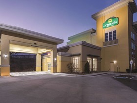 La Quinta Inn & Suites by Wyndham Knoxville Papermill