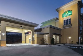 La Quinta Inn & Suites by Wyndham Knoxville Papermill