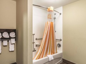 La Quinta Inn & Suites by Wyndham Knoxville Papermill