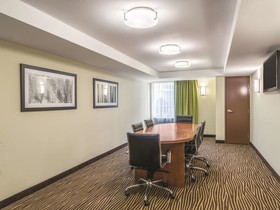 La Quinta Inn & Suites by Wyndham Knoxville Papermill