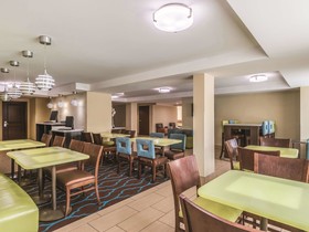 La Quinta Inn & Suites by Wyndham Knoxville Papermill