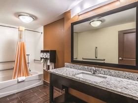 La Quinta Inn & Suites by Wyndham Knoxville Papermill