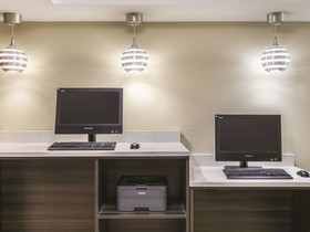 La Quinta Inn & Suites by Wyndham Knoxville Papermill
