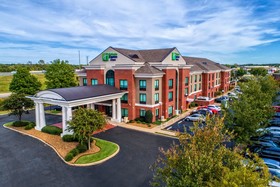 Holiday Inn Express & Suites Memphis Southwind