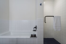 Hu. Hotel
