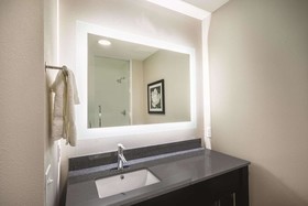 La Quinta Inn & Suites by Wyndham Memphis Downtown