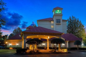 Holiday Inn Express & Suites Memphis East