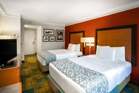 La Quinta Inn & Suites by Wyndham Nashville Airport/Opryland