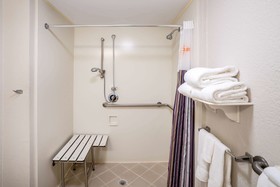 La Quinta Inn & Suites by Wyndham Nashville Airport/Opryland