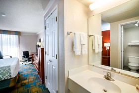 La Quinta Inn & Suites by Wyndham Nashville Airport/Opryland