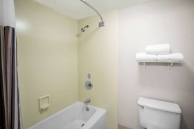 La Quinta Inn & Suites by Wyndham Nashville Airport/Opryland