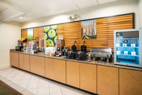 La Quinta Inn & Suites by Wyndham Nashville Airport/Opryland