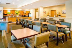 La Quinta Inn & Suites by Wyndham Nashville Airport/Opryland