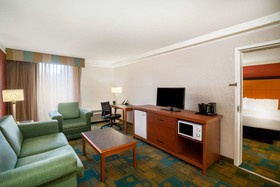 La Quinta Inn & Suites by Wyndham Nashville Airport/Opryland