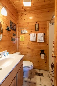 SmokyStays Bears Den Cabin