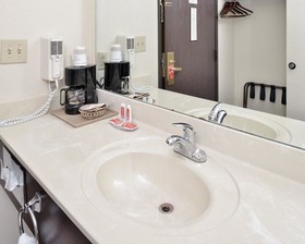 Econo Lodge Inn & Suites